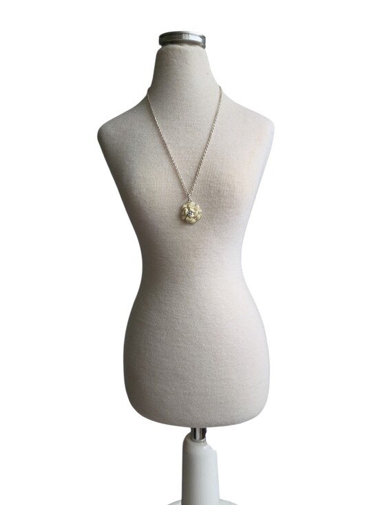 Jewelry - Silver Toned Cream Enamel Floral Pendant Necklace 17"